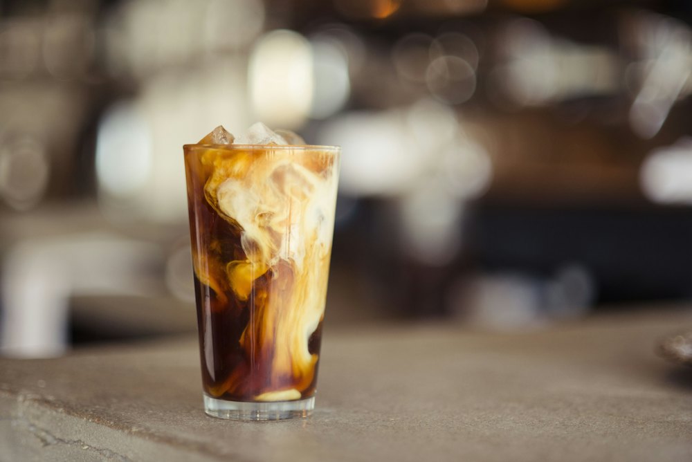 Es kopi susu dengan susu yang baru dituang