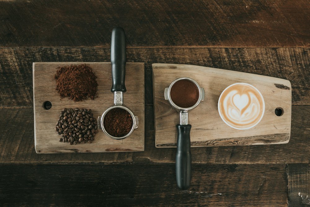 Portafilter, bubuk kopi, dan biji di atas talenan